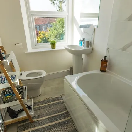 Amazing New 3 Double Bed House In Staple Hill! Apartment