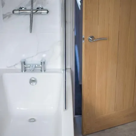 Amazing New 3 Double Bed House In Staple Hill! Apartamento