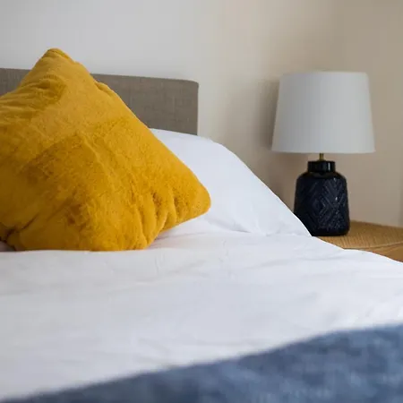 Amazing New 3 Double Bed House In Staple Hill! Apartamento