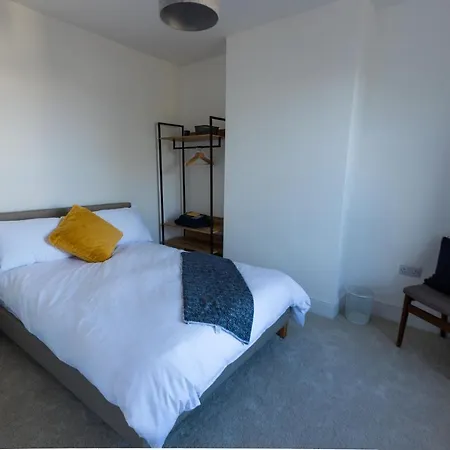 Amazing New 3 Double Bed House In Staple Hill! Apartamento